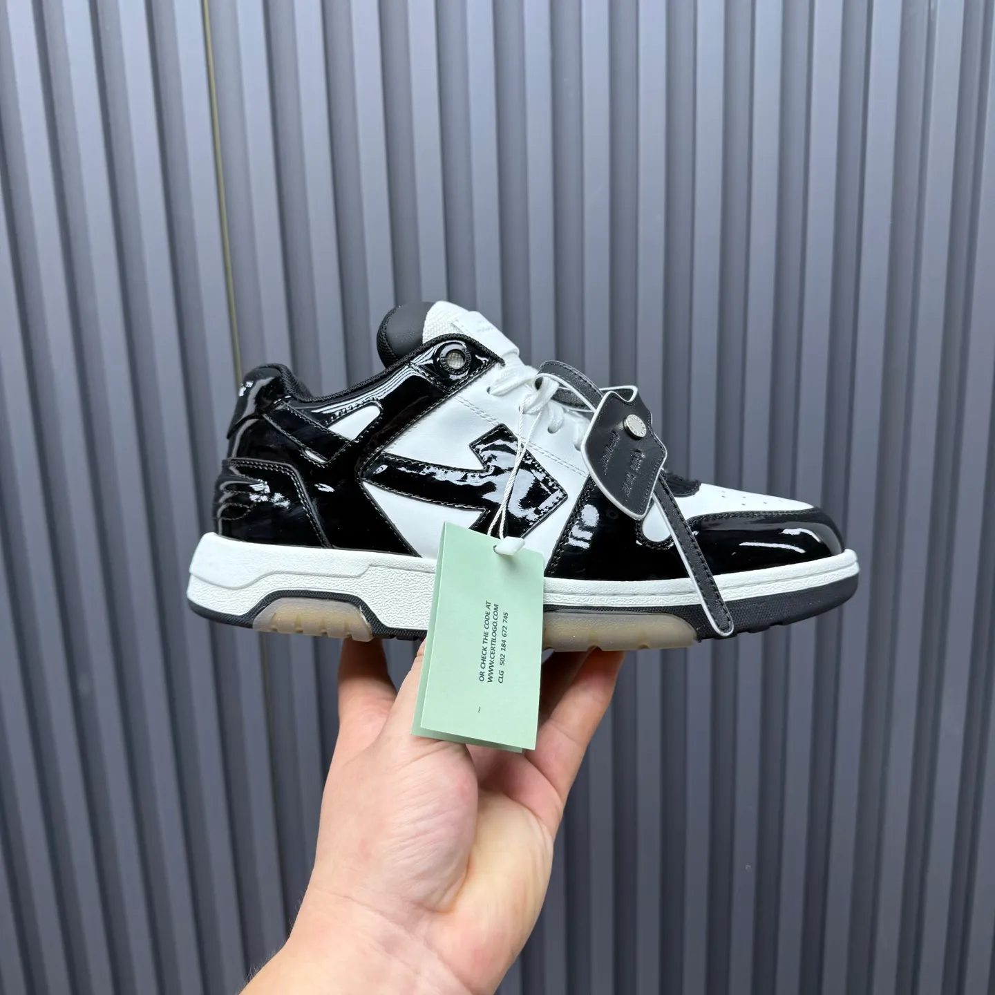 【off- white】P: 620💰Couple model👫, Size: 35-44 (Customized for men 38.45.46) High-quality version👊 "Out of office" series original molding, original lasting, production process 1:1 Original ➰OFF GRAY WHITE OW ➰ First-layer cowhide Imported skin-friendly and environmentally friendly polyester mesh Original molding high elastic and environmentally friendly molding pad Made with the original lasting process. The original molded rubber outsole (never yellows and deforms) has a super correct shape, bright color and strong three-dimensional effect👍. Packaging💯Full set of packaging synchronized with the official website (branded paper, certificate of quality, branded cloth bag)